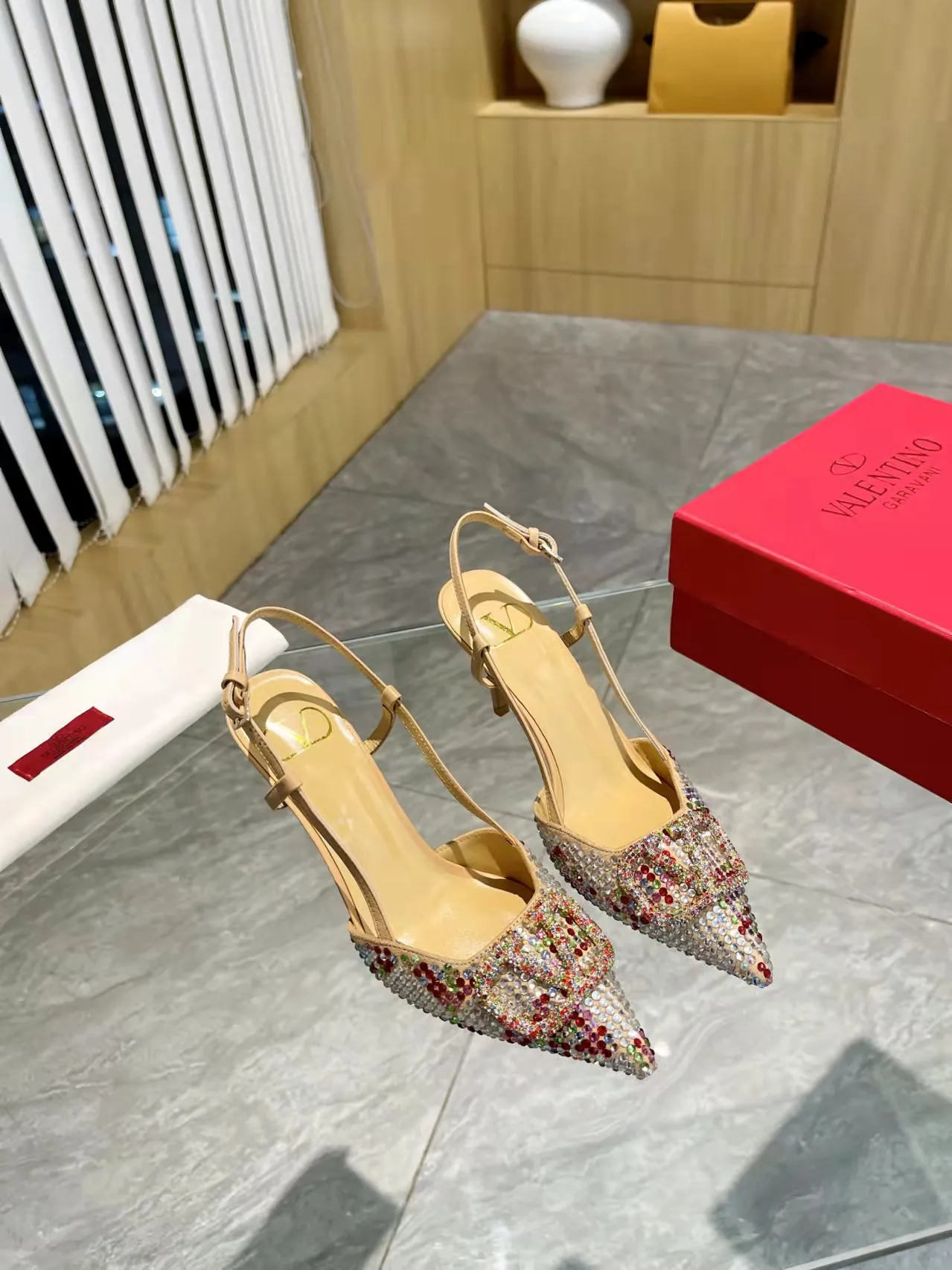 👟👟Ex-factory price 440👟👟 Genuine leather sole + 40 Kloesch diamond buckle Valentino.Valentino big v buckle single shoes ㊙️Latest series of counter genuine version with perfect details. Authentic products are made one to one. All details are consistent with genuine ones. The upper foot is very pedicure type. The key point is that it is very good and easy to control. It does not wear the feet and does not tire the feet. It is a walking artifact. The last shape is completely compared to the counter. The details are perfect. It is impossible to make such an exquisite product without the original version. Exclusive molded brass color. The highest version on the market. Fabric: imported sheepskin, lining and foot pads are all sheepskin. Color: 13 colors available. Sizes (34 to 42). Customized size 34 and 42. Non-returnable and non-exchangeable. Heel height: 7CM. Rubber sole. Genuine leather sole +40